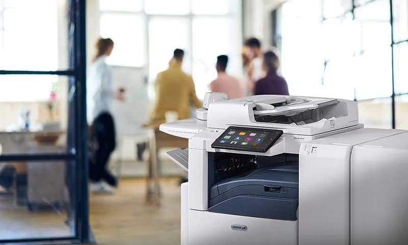 Imprimante multifonction Xerox® AltaLink dans un bureau